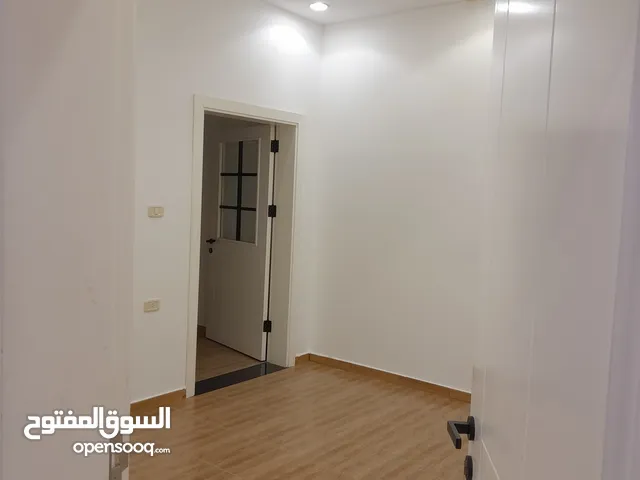مبنى إداري 3دوار تشطيب حديث للإيجار على البحر رئيسي طريق الشط بعد مصحة يشفين 40 حجرة