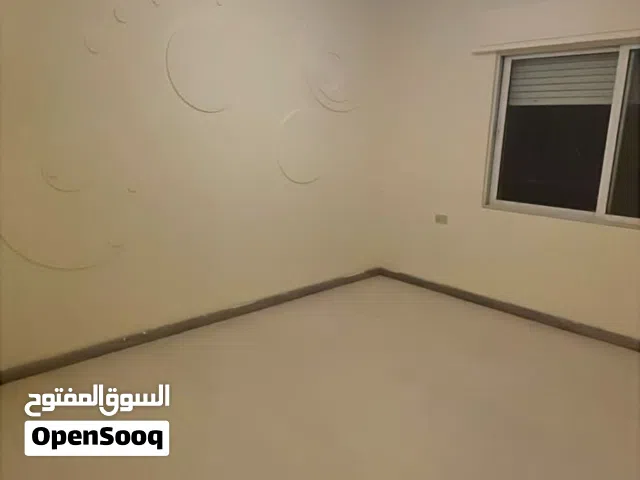 شقة مميزة  دور ثالث مع روف 300 متر بدرج داخلي