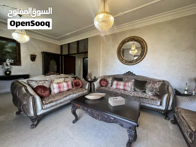 طقم غرفة ضيوف كاملة للبيع مع كافة الاكسسوارات و التحف و الصور مع طاولة السفرة و البوفيه