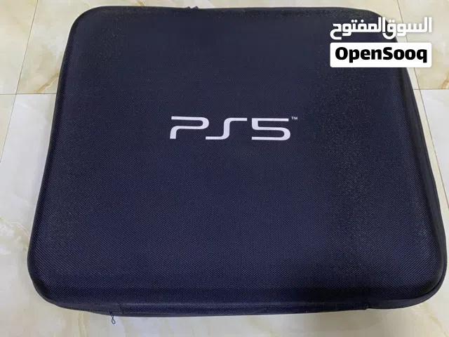 حقيبة حماية وتنقل خاصة بجهاز بلايستيشن 5 باللون الأسود وتحمل شعار الجهاز