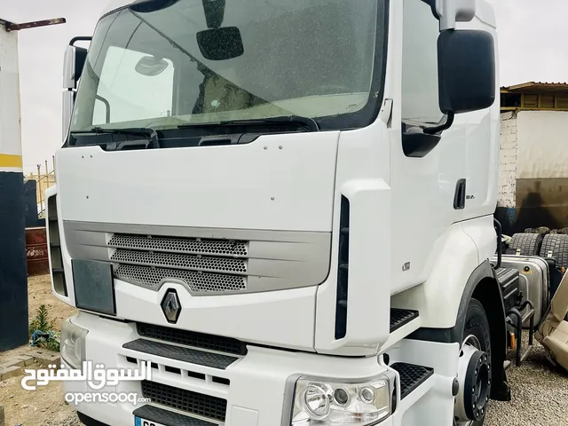 Tractor Unit Renault 2010 in Tripoli