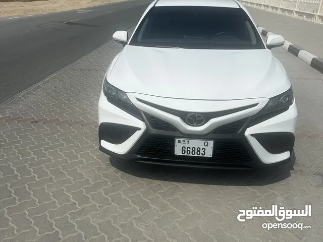 تويوتا كامري نايت شيد SE ابيض من الداخل جلد اسود بحاله ممتازه