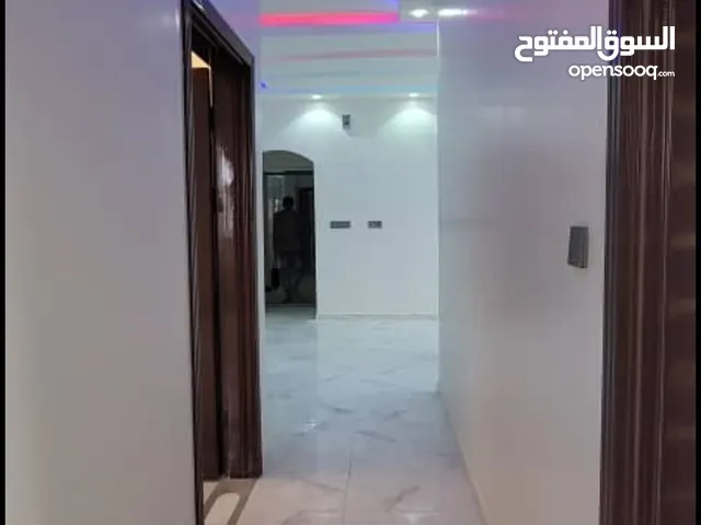يوجد لدينا شقق وفلل مفروشة في أرقى أحياء (( بيت بوس و حده و الأصبحي )) بأسعار تناسب جميع الميزانيات