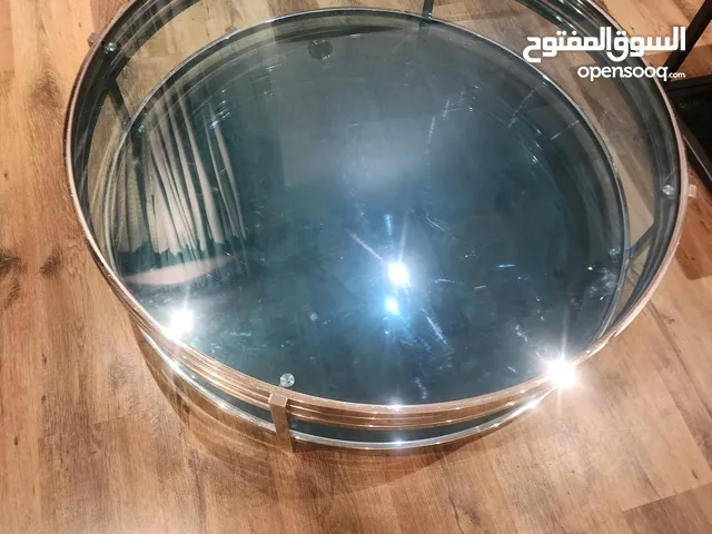 طاولات راقية منزلية وع مرآة فخمة استعمال بسيط سبب البيع تجديد المنزل راقية جدا عملية  وقوية الجودة