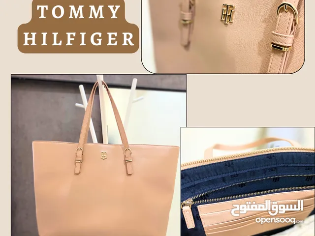 حقائب تومي هيلفيغر نسائية للبيع في المنامة - شنط نسائية : حقيبة يد نسائية,  ظهر: أفضل سعر