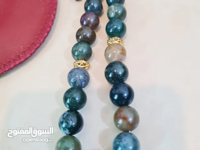 سبحة الأحجار الملونة مع كافر جلد أنيق.. جمال يستحق الاقتناء هدية راقية بكل المقاييس
