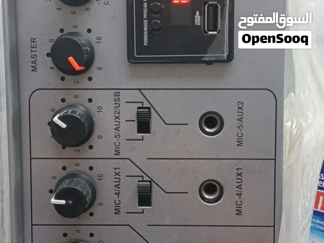 مضخم صوت مع سماعتين كبار