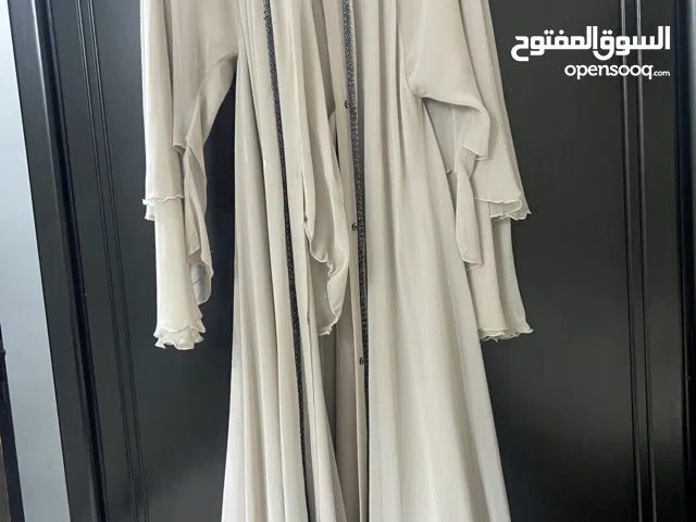 عبايه شيفون رمادي مع شيلا وخيط