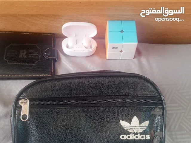 سماعات ايربودز مع شاحن مع مكعب روبيك جيب مع محفظه مع شنطه صغيره