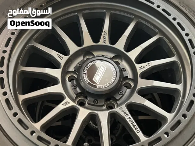 إطارات مستعملة بحالة جيدة مقاس 17 مع رنجات RRW خمس حبات مع البراغي