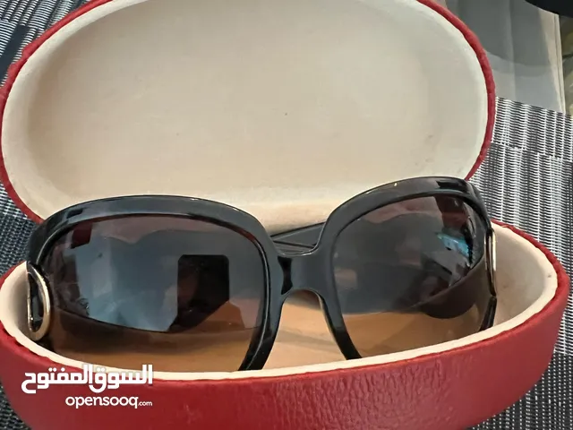 نظارة مستعملة بحالة جيدة، مع بعض الخطوط