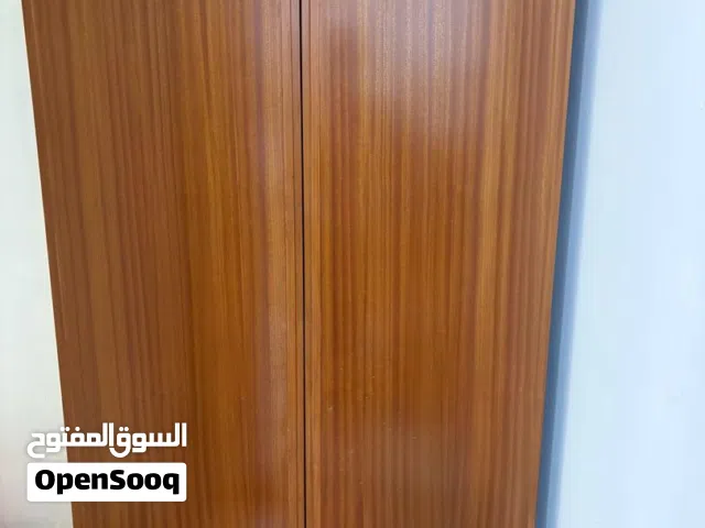 خزانة خشب واسعة وأنيقة بحالة ممتازة جدًا