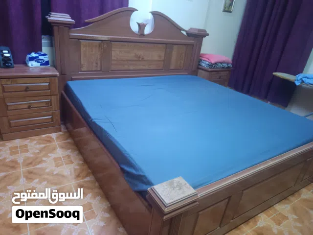 سرير مع الدوالايب الجانبيه