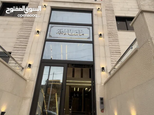 شقه طابق اخير مع رووف مساحه 205 متر عدا التراس مساحه 70 مترفي البنيات قرب جامعه البتراء وشارع المطار