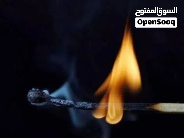 طاولة سفره خشب جديده مع 4 كراسي حديد لون اسود وتوسع 6 كراسي