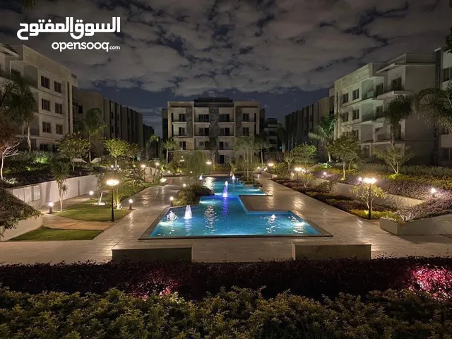 للبيع شقة استلام فورى فى كمبوند كامل الخدامات و ساكن على التسعين الجنوبى 3 دقايق من AUC