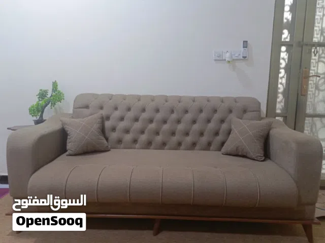 تخم مودرن ضخم يتكون من قنفات كبار وقنفه وسط وكراسي ثنين تفصال عراقي درجه اوله قماشه خاولي سفنج طبي