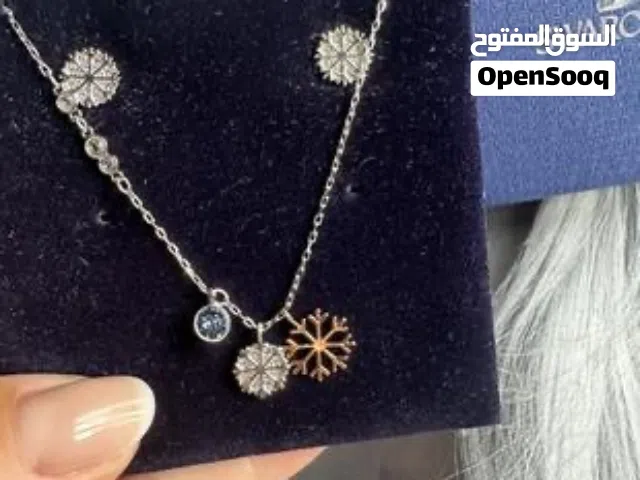 عقد سواروفيسكي مع أقراط