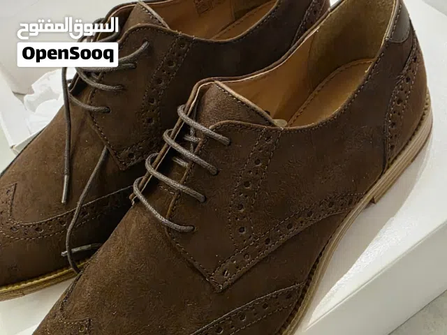 حذاء رجالي رسمي جديد مقاس 43 بالكرتون
