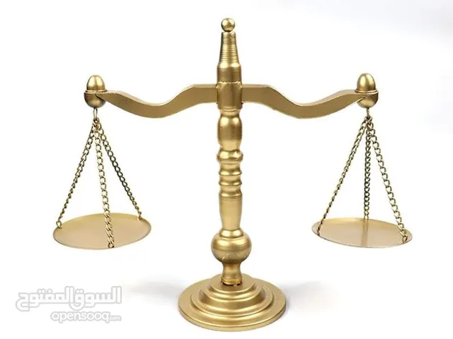 مجسم قارب ومجسمات أخرى مصنوعة من المعدن والخشب