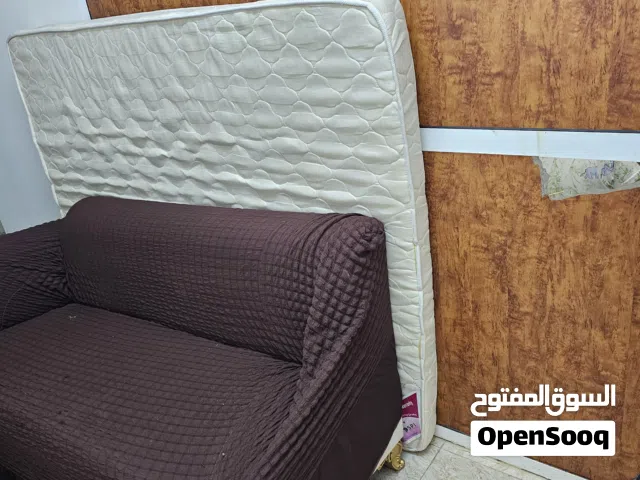 كنبة وكرسي ومرتبة كبيرة