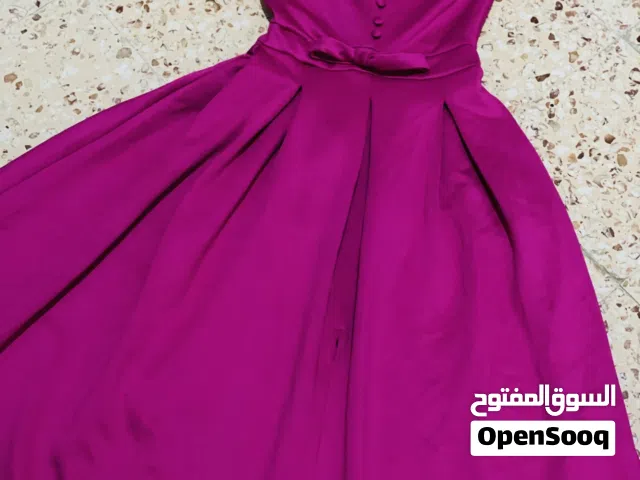 عندي فستان جديد  مش ملبوس  مقاس 36 وسعره 70