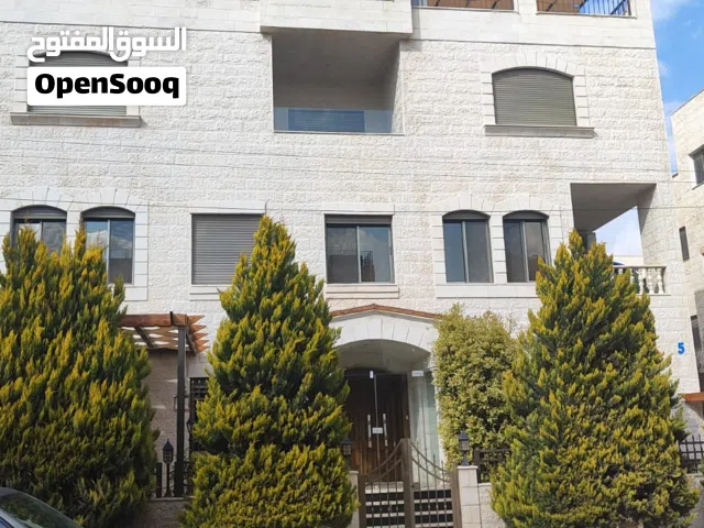 شقة طابقية للايجار من فيلا