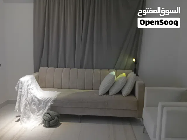 كنب للبيع قابل للتفاوض خاص  وكرسي وحق الماء