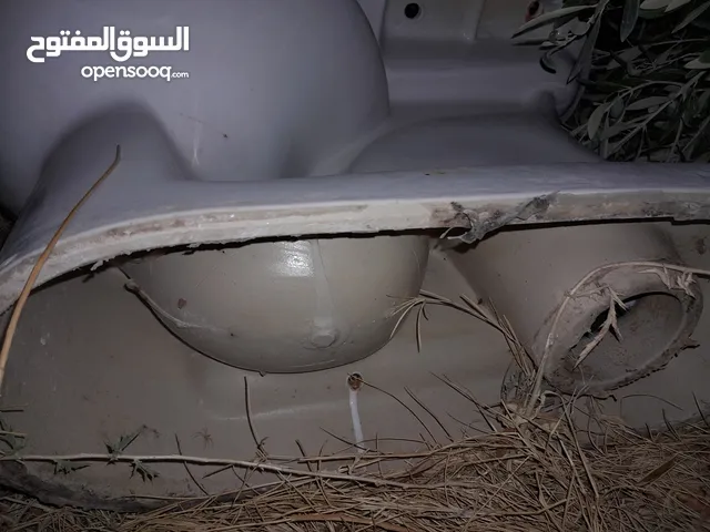 زوز مقعد افرنجي واحد جديد وتاني مستعمل ونظيف