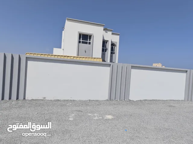 فلل في بركاء قيد الإنشاء مع تخليص جميع الإجراءات و التثمين والبنوك