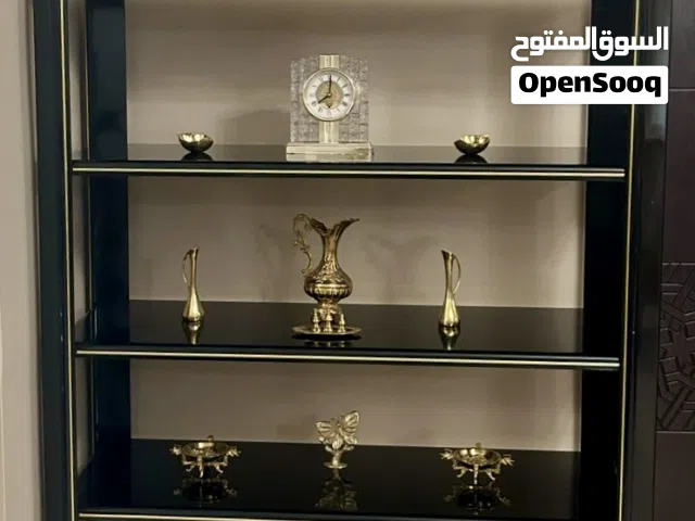 رفوف سوداء لديكور البيت