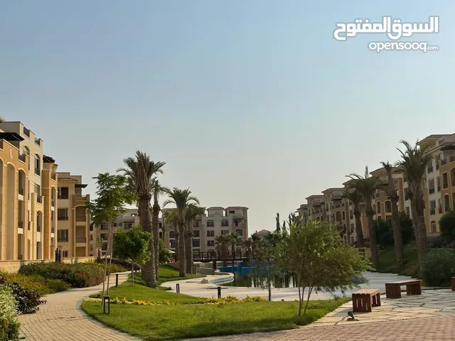 شقه للبيع في كمبوند ستون ريزيدنس استلام فوري 200 م + 112 م جاردن pool view في التجمع الخامس