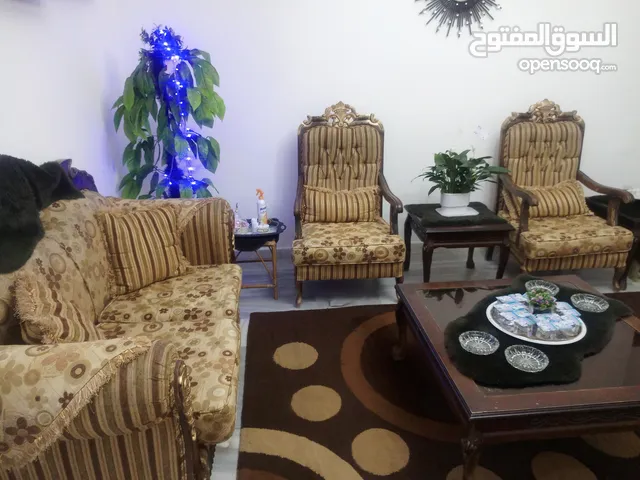 طقم كنب مع طرابيزات ...7مقاعد وطرابيزات بحالة جيدة للبيع  الرجاء التواصل على الرقم الموجود