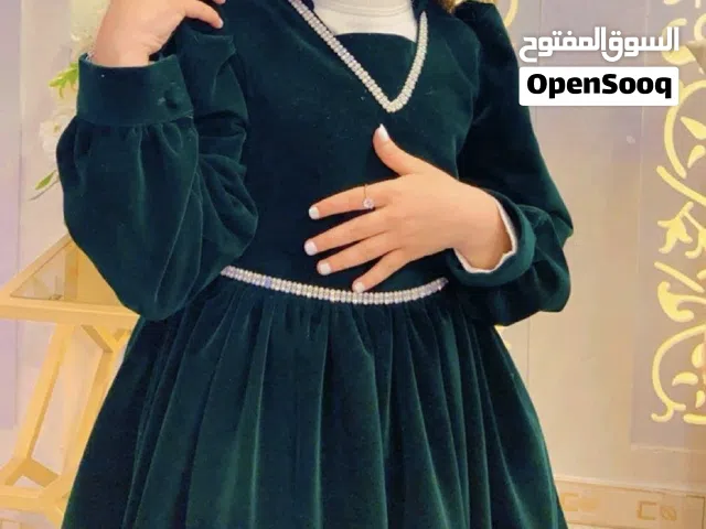 فستان مُخمل باللون الزيتي