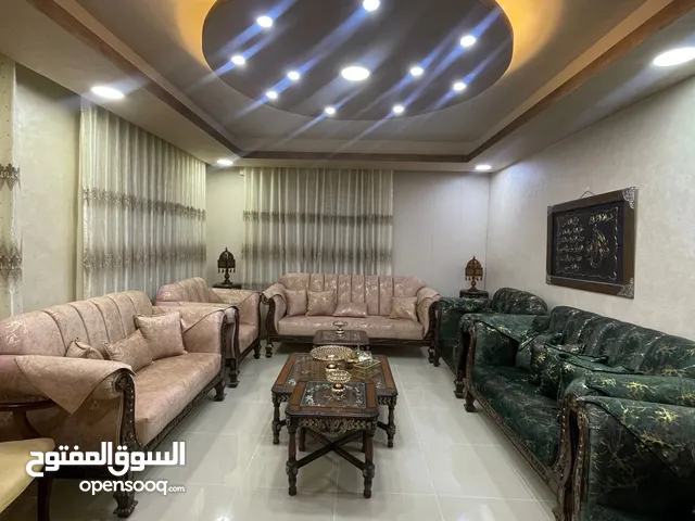 طقم كنب فاخر بحالة ممتازة