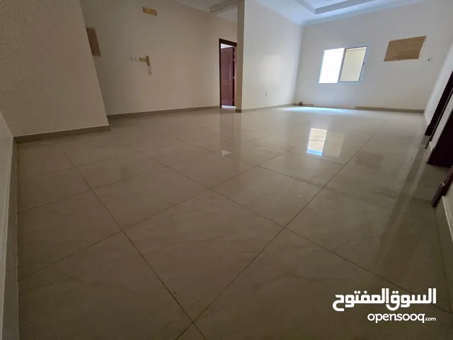 شقه للايجار واسعه طابق ارضي في الجنبيه