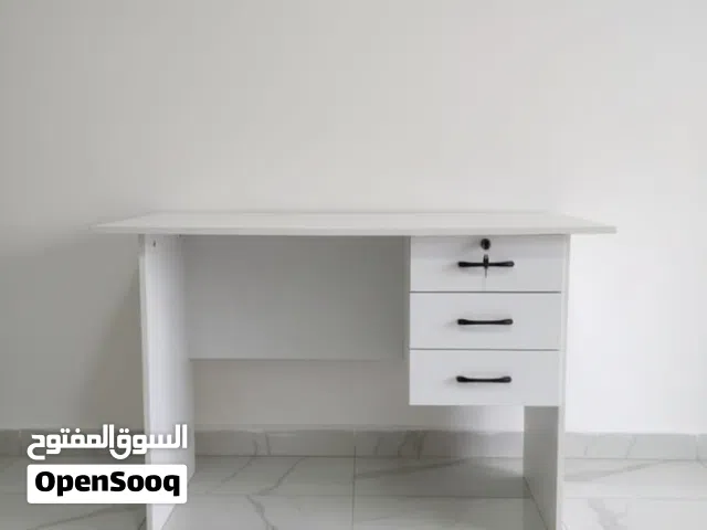 طاولة مكتبية عملية بتصميم عصري مع أدراج مدمجة لتنظيم الأدوات A practical, modernly designed office d