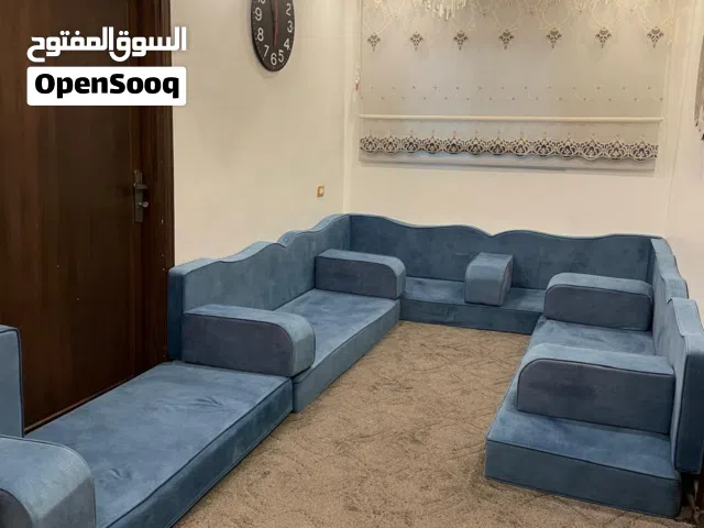 للبيع جلسة عربية فخمة بلون أزرق مميز، بحالة ممتازة جداً ونظيفة، استخدام خفيف ومحافظ عليها بشكل كامل.