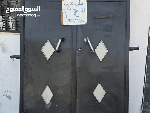 باب حديد قديم