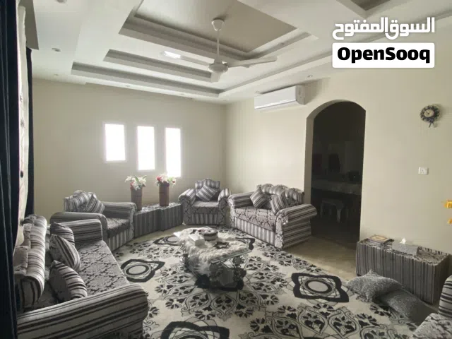 طقم صالون كامل للبيع – رصاصي نظيف + سجادة + ستارة + طاولات – سعر لقطة