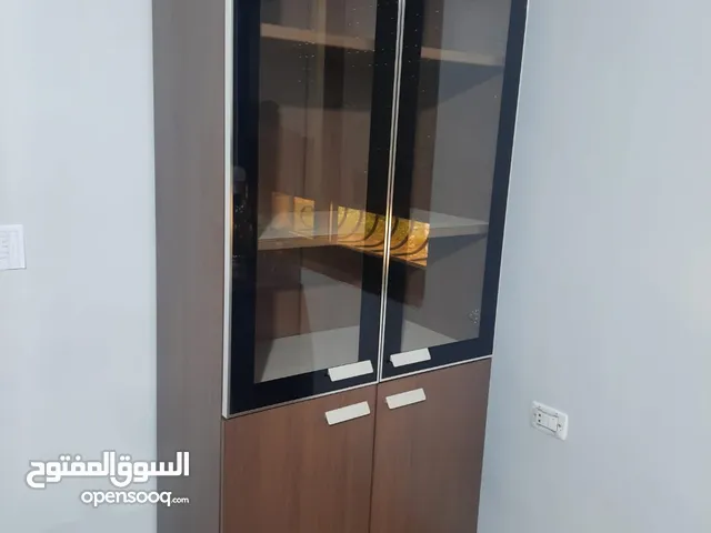 مكتب مع خزانه وكراسي وطاولات بحالة الوكاله فخم