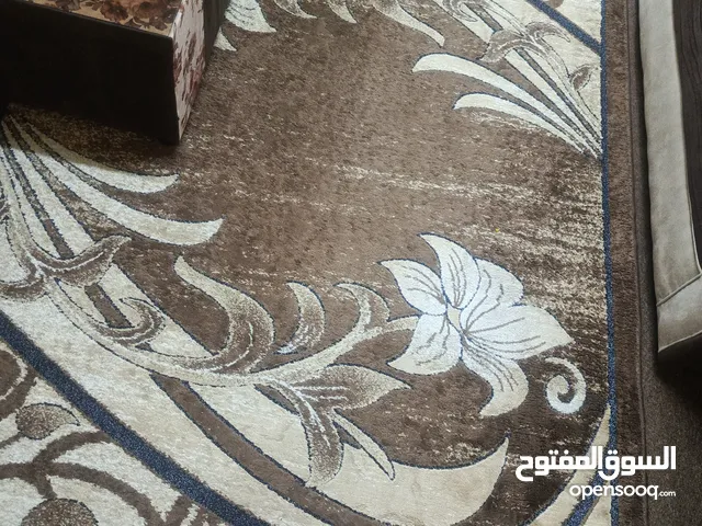 طقم كورنر للبيع مع سجادة وبردايتين وطاولة وسط كبير ة وثنتين صغار