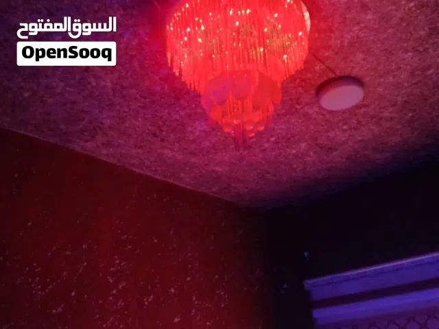 ثريه قطر 50 فيها 4 الوان ولون ابيض كمان للبيع