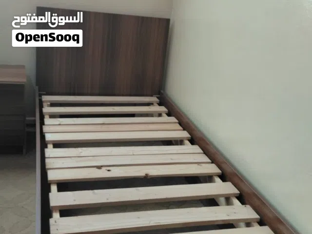 تخت شبابي مفرد ونص بحاله جيده للبيع مع تخت اطفال للييع
