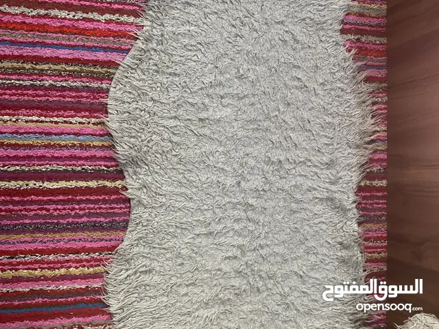 4 أربع سجادات جايين بالطول لون السجاد واحدة زهري ثلاثة سلفر للاستفسار