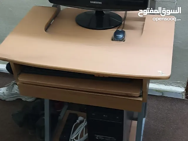 جهاز كمبيوتر شغال ميه الميه للبيع مع طاولة
