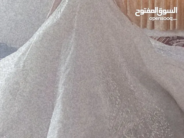 فستان عروس ( شبه جديد ) مع كمالياته طرحة شك خرز وبرنس وتاج للبيع مش للاجار استعمال مرة واحدة لعروس.