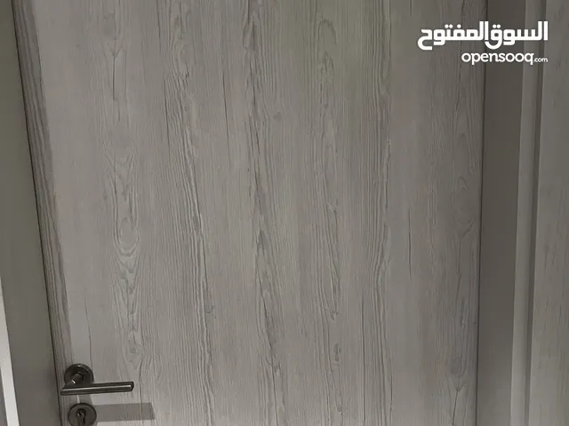 باب خشبي مع القفل مع الاطار