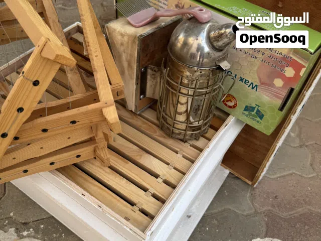 براويز وشمع وصناديق نحل