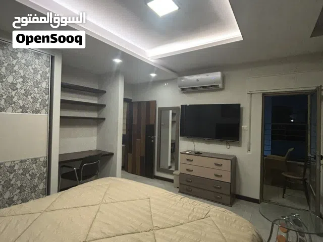 ستوديو فاخر مفروش للإيجار غرفة و صالة مع بلكونة